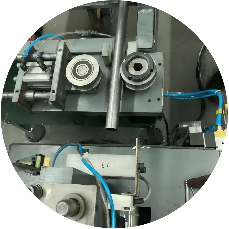 Automatic loading and rolling machine